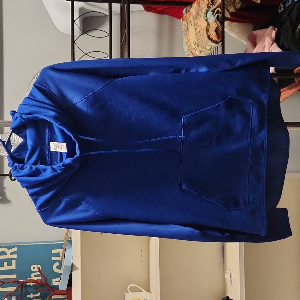 Champion Women's Medium pullover hoodie.  duo dry. High-low hemline.